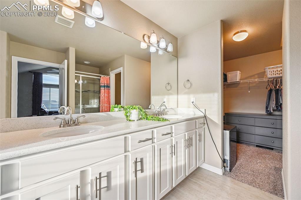 Image 27 of 50: Bathroom