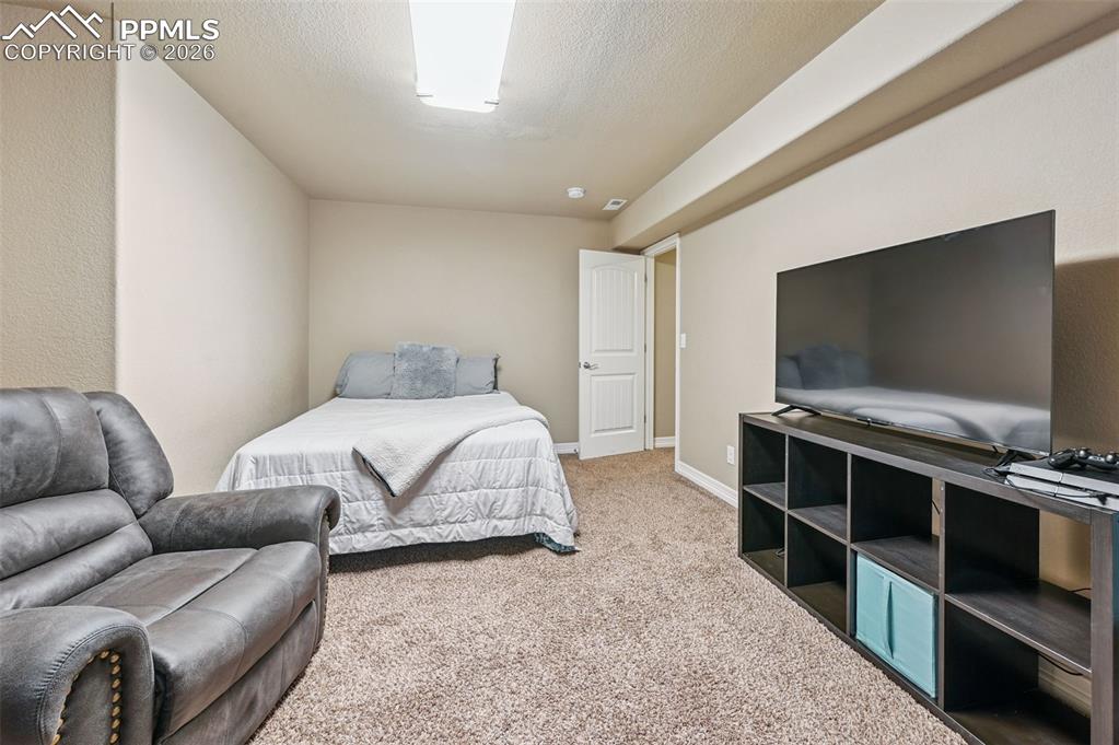 Image 33 of 50: Bedroom