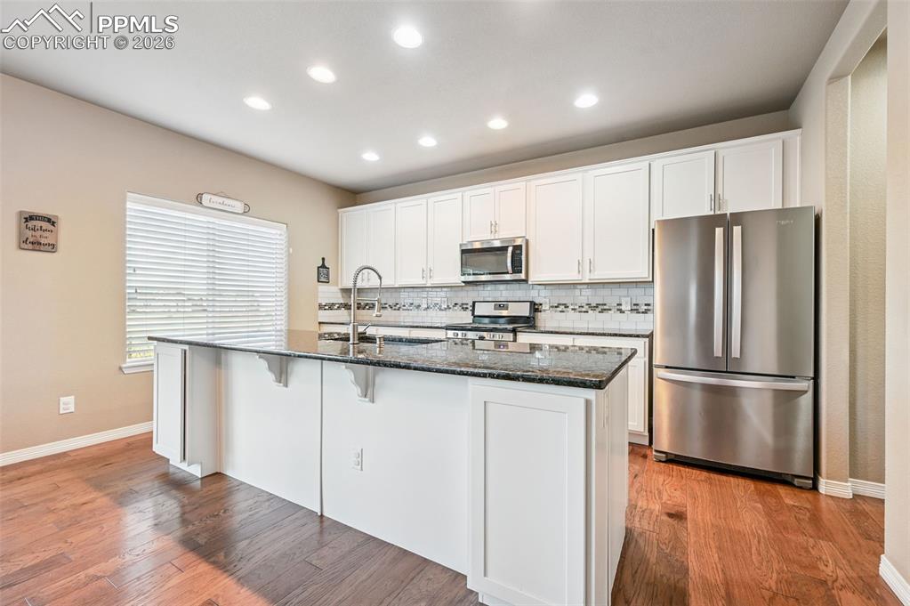 Image 7 of 50: Kitchen