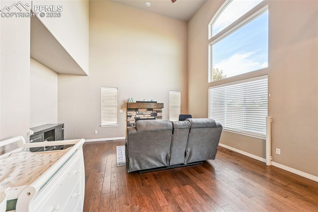 Image 9 of 50: Living Room