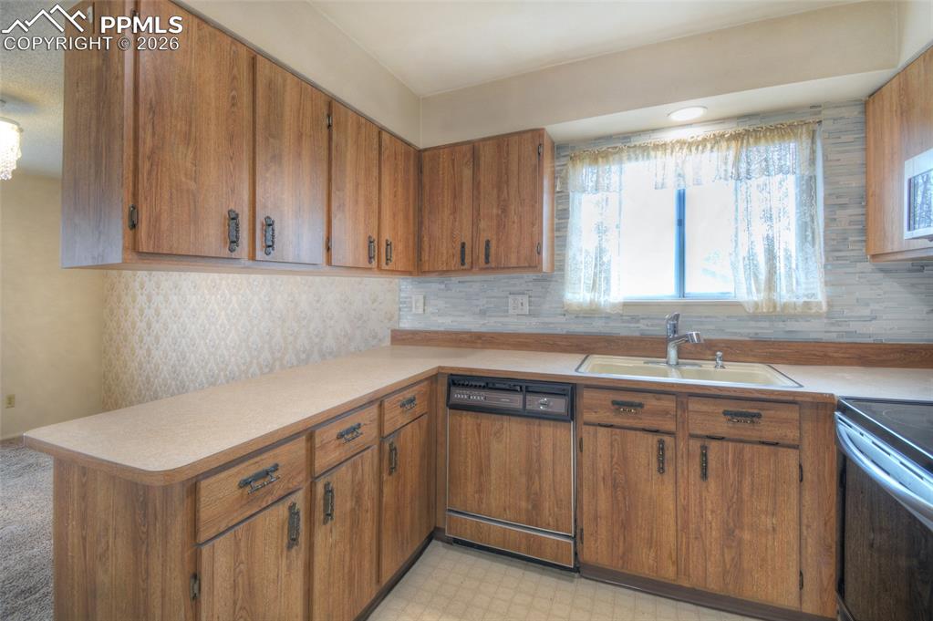 Image 10 of 31: Kitchen