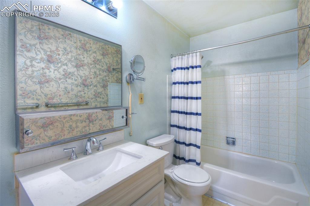 Image 17 of 31: Bathroom