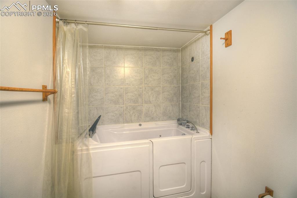 Image 25 of 31: Laundry