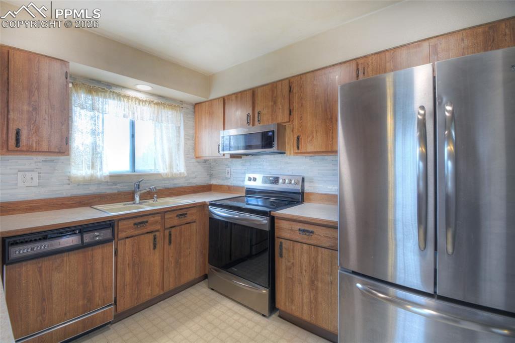 Image 9 of 31: Kitchen