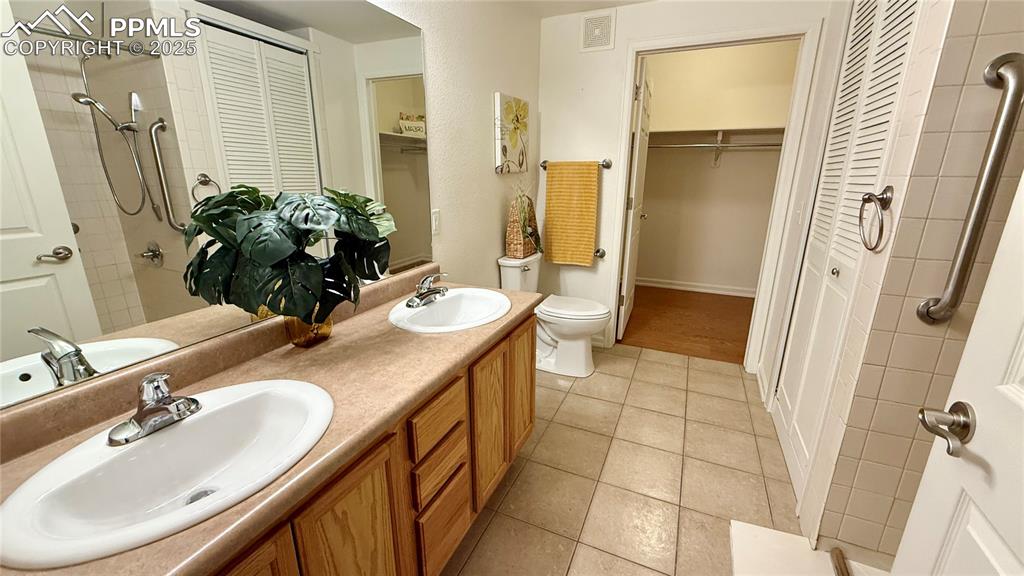 Image 12 of 26: Main Bath