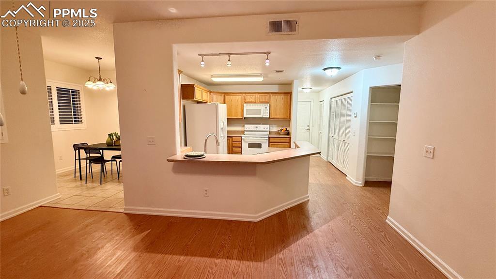 Image 4 of 26: Kitchen