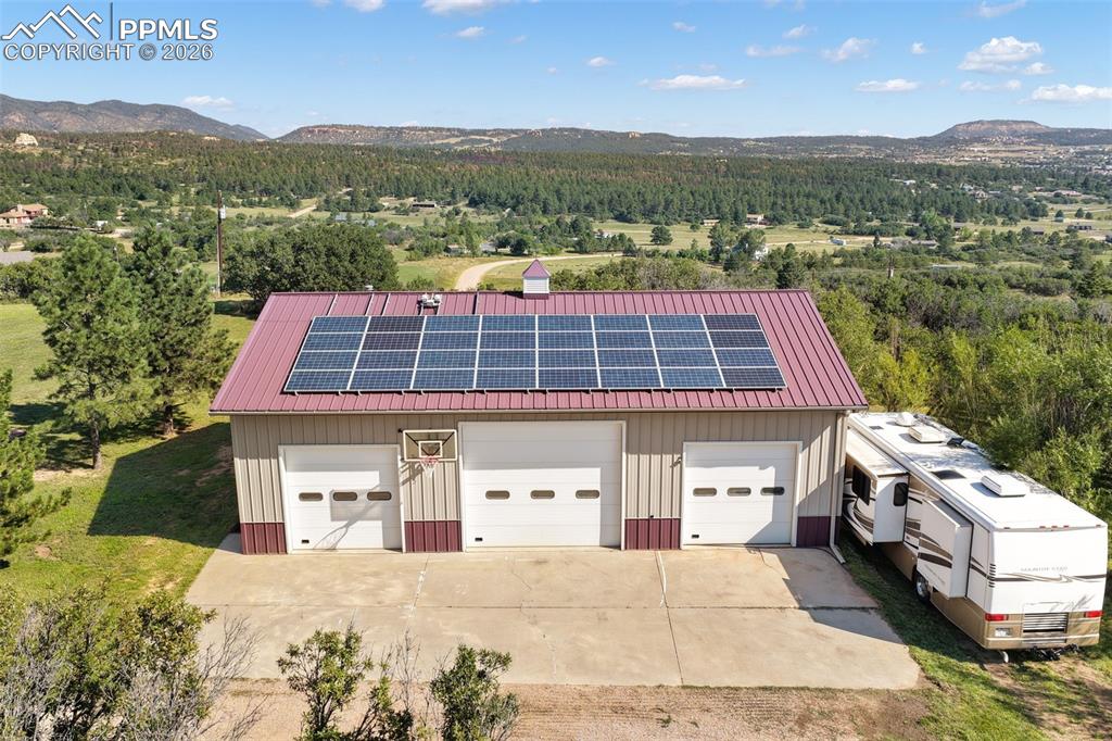 Image 13 of 50: Garage