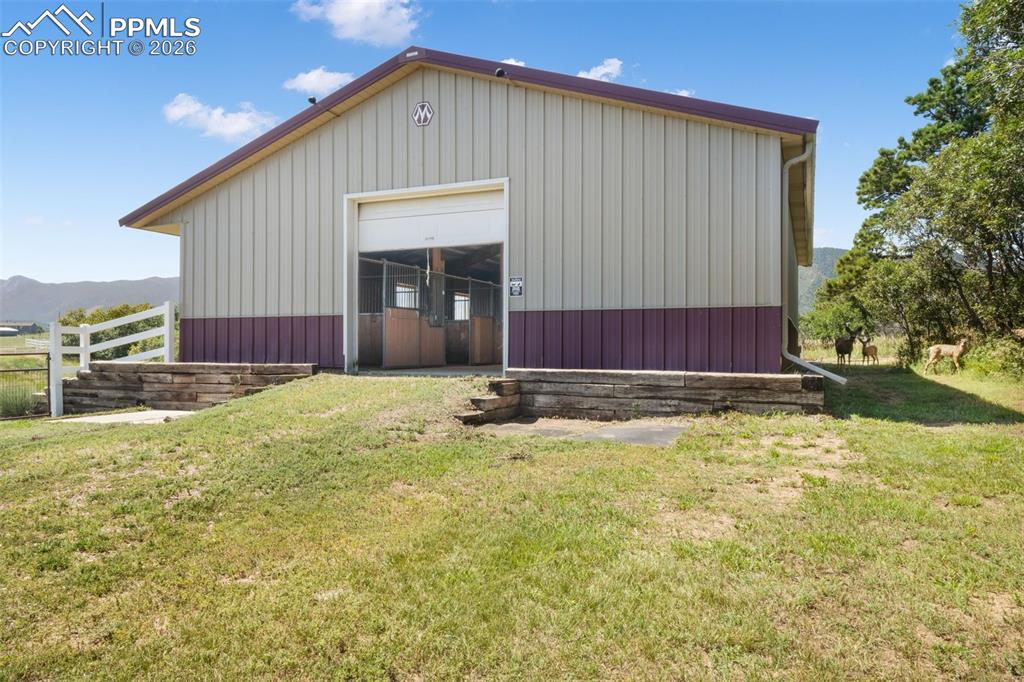 Image 16 of 50: 4 Stalls