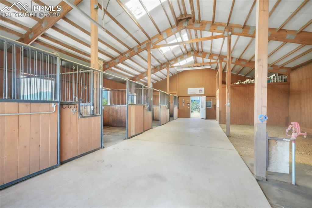 Image 18 of 50: 4 Stalls