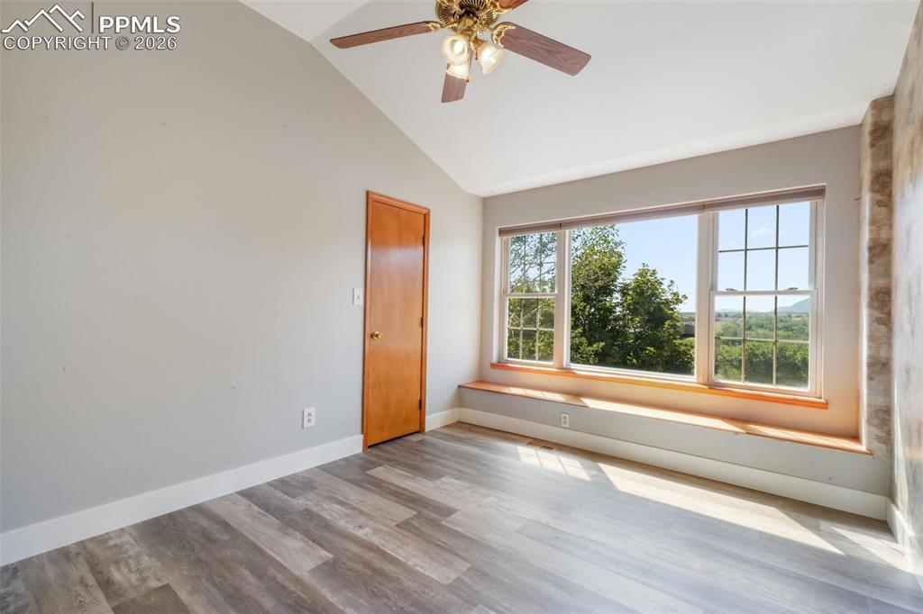 Image 36 of 50: Bedroom