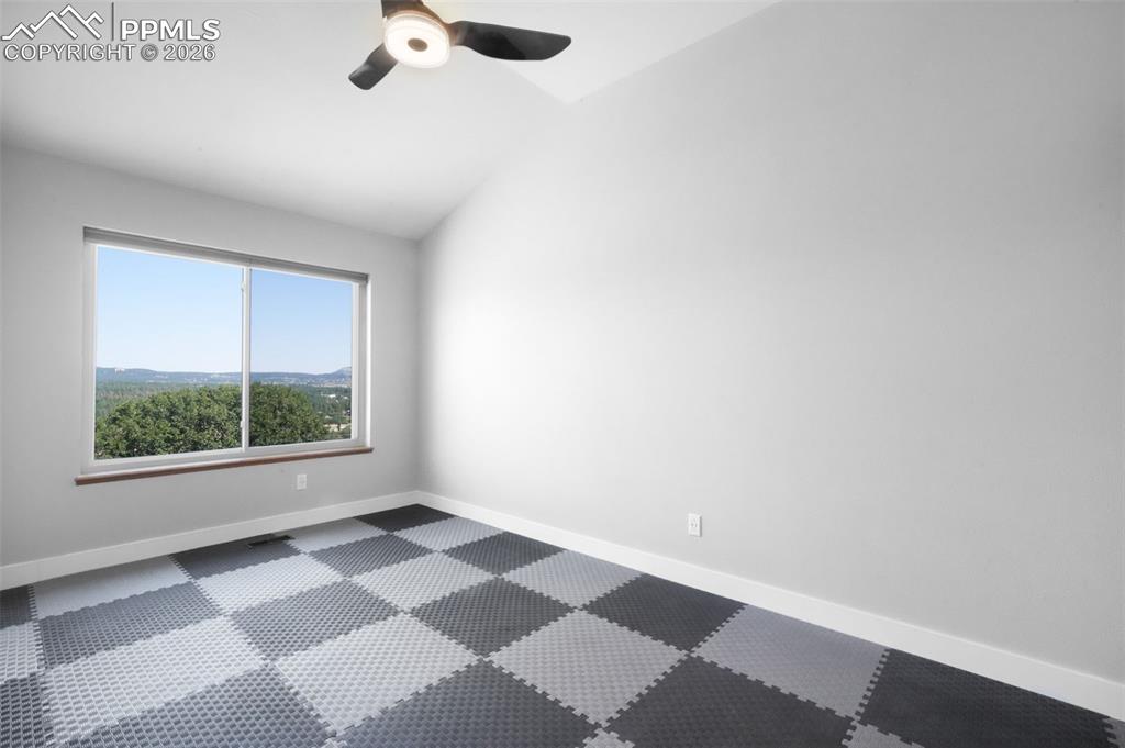 Image 39 of 50: Bedroom