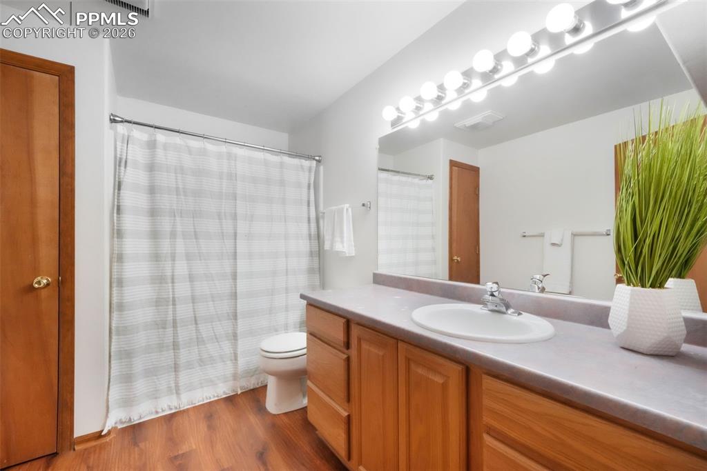 Image 42 of 50: Bathroom