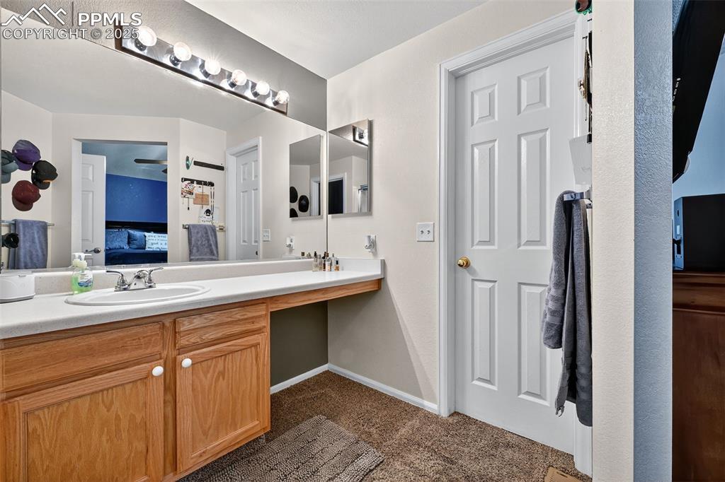 Image 19 of 33: Bathroom