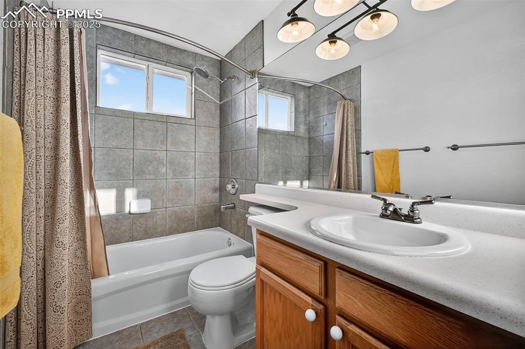 Image 22 of 33: Bathroom