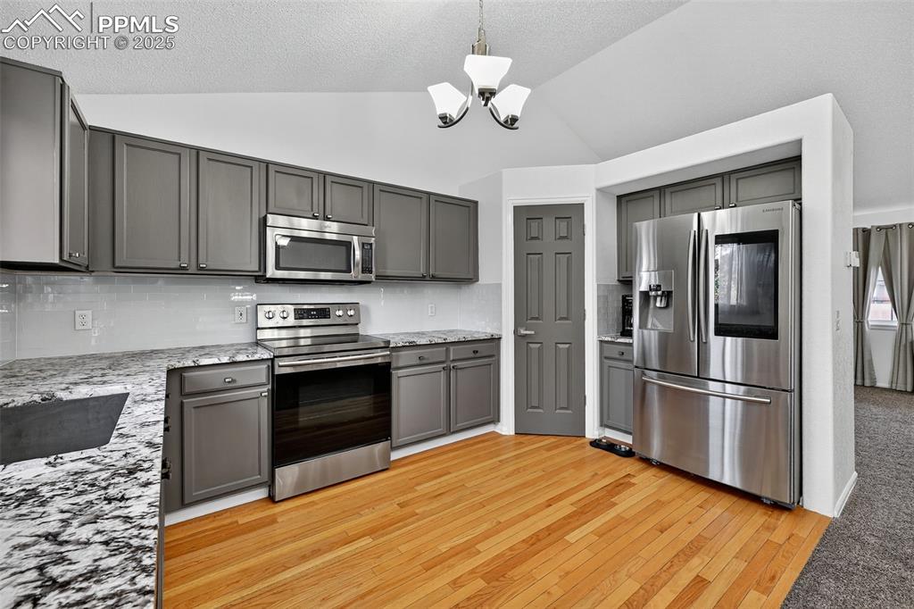 Image 9 of 33: Kitchen