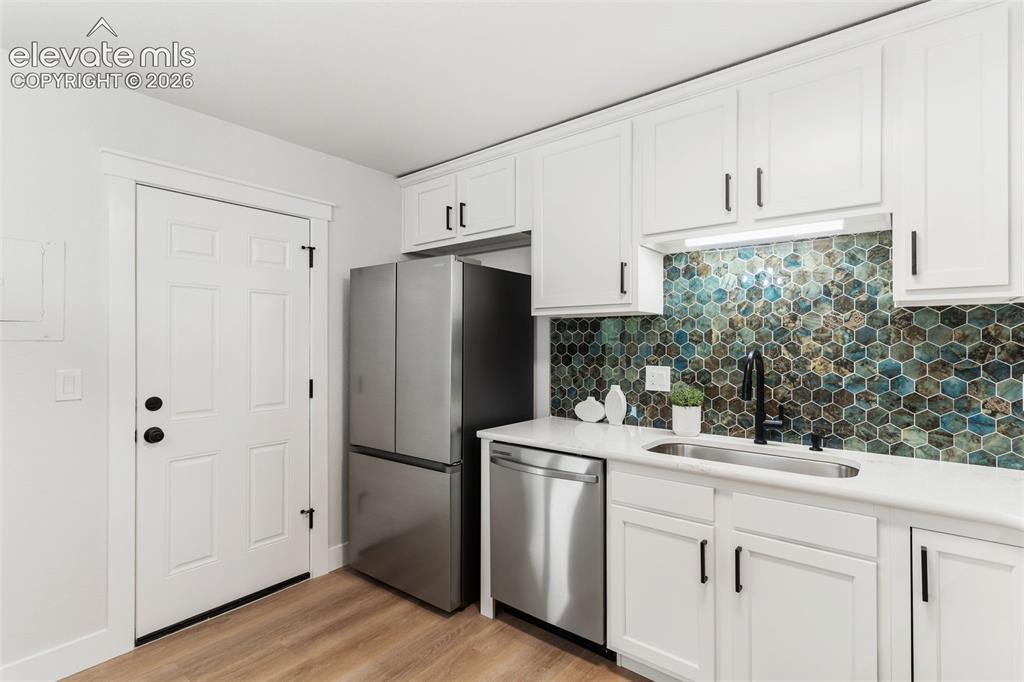 Image 14 of 47: Kitchen