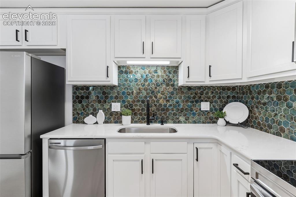 Image 15 of 47: Kitchen