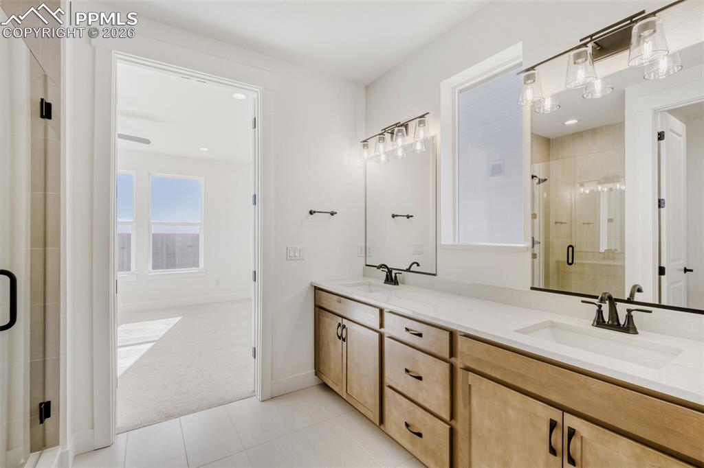 Image 14 of 28: Bathroom