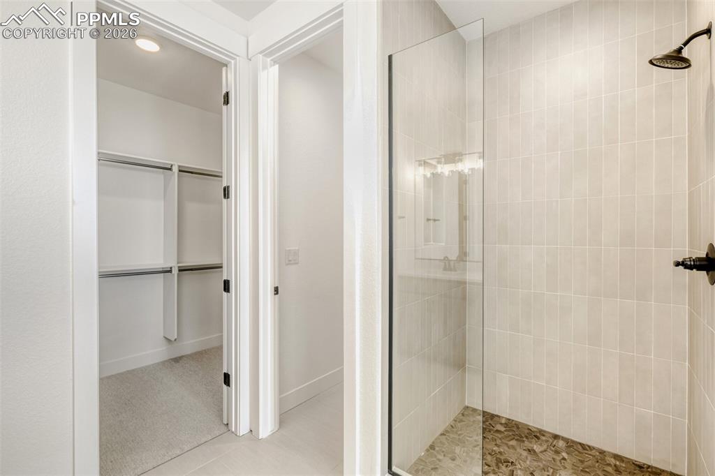 Image 15 of 28: Bathroom