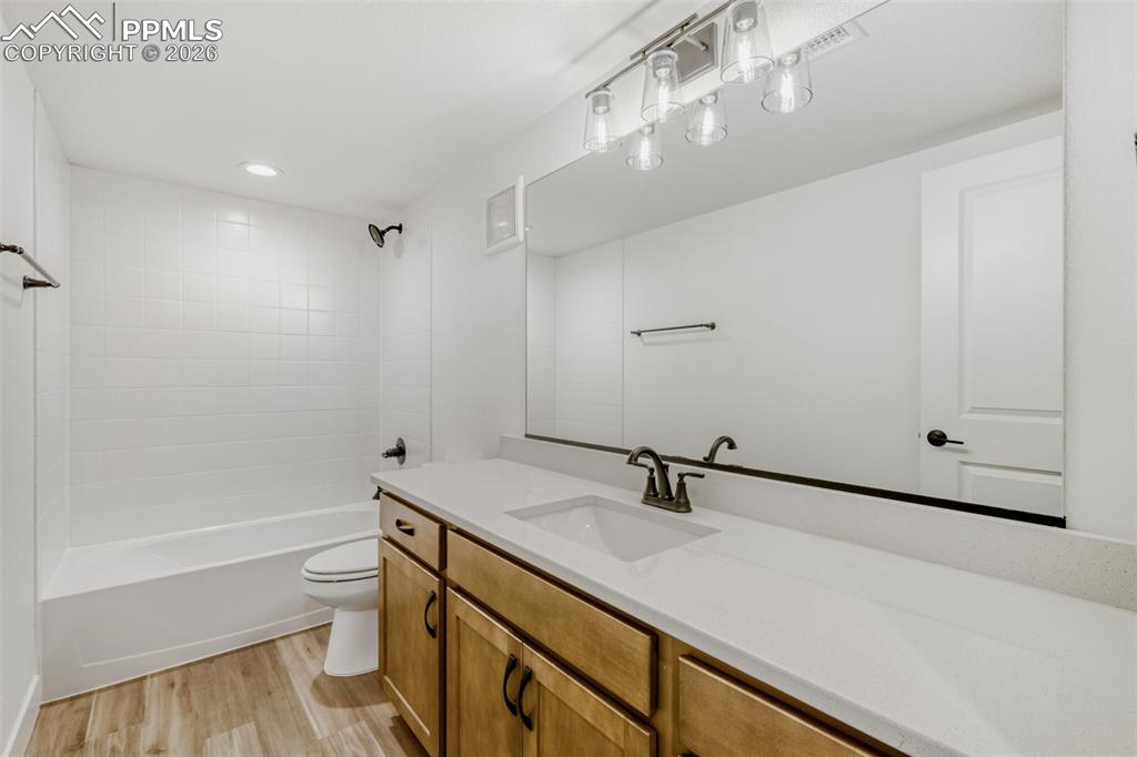 Image 21 of 28: Bathroom