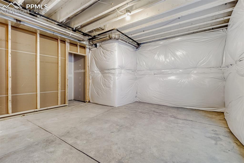 Image 23 of 28: Garage