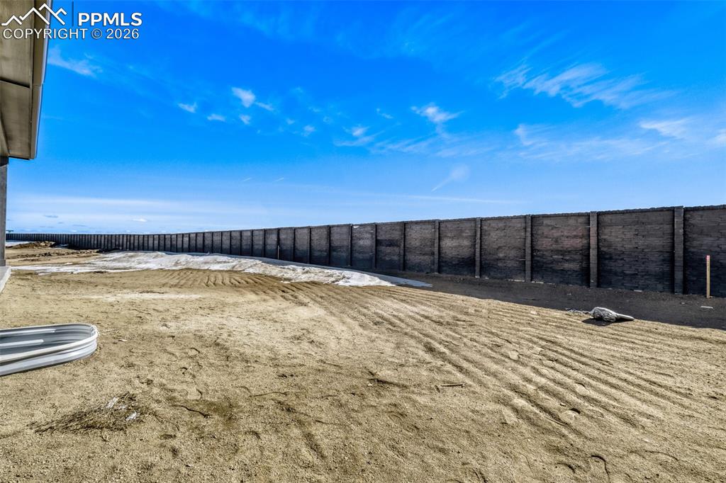 Image 25 of 28: Yard