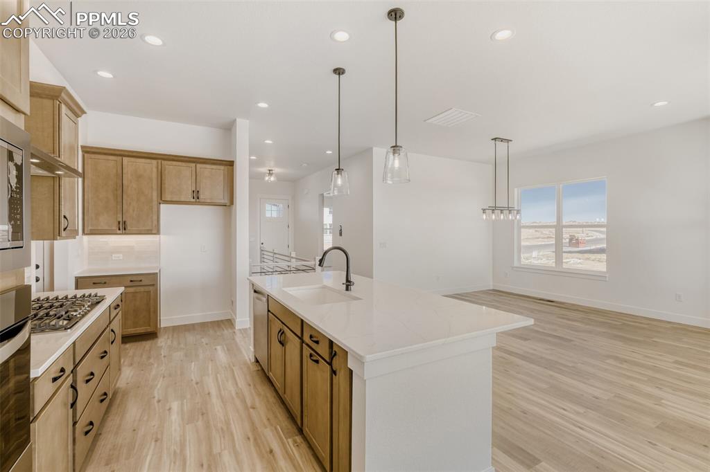 Image 7 of 28: Kitchen