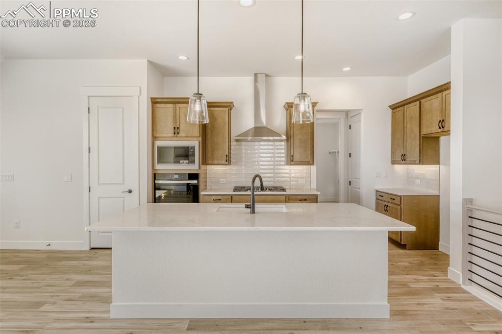 Image 8 of 28: Kitchen