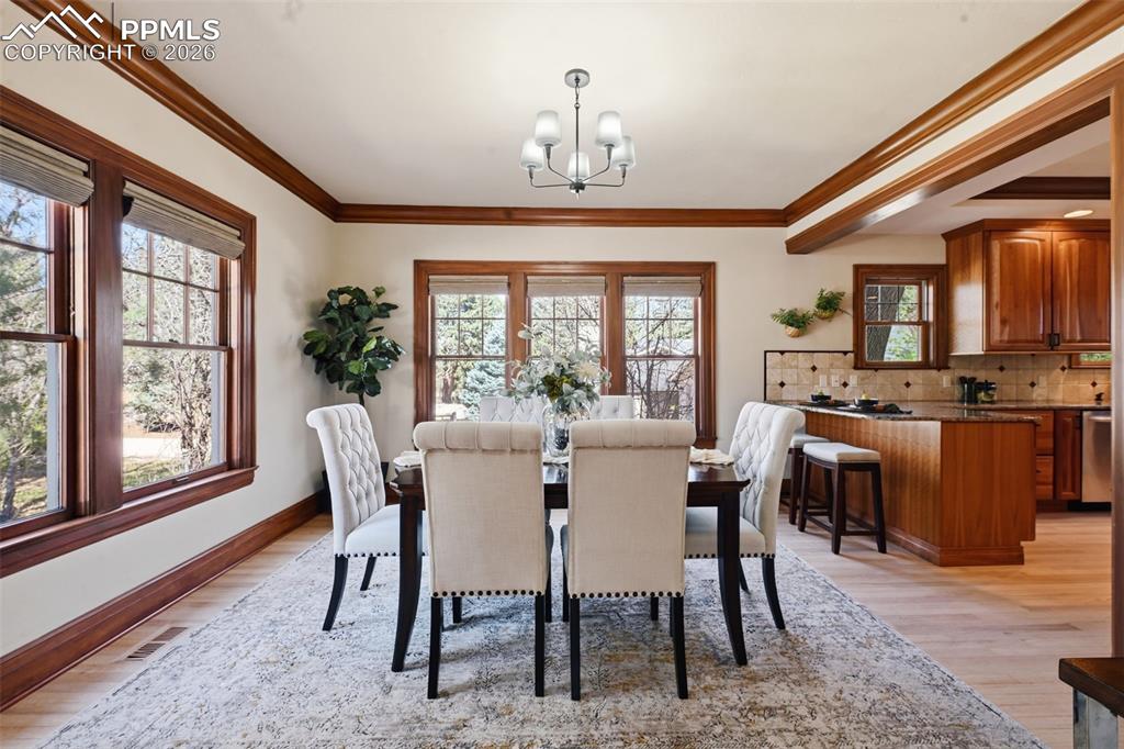 Image 11 of 47: Dining Area