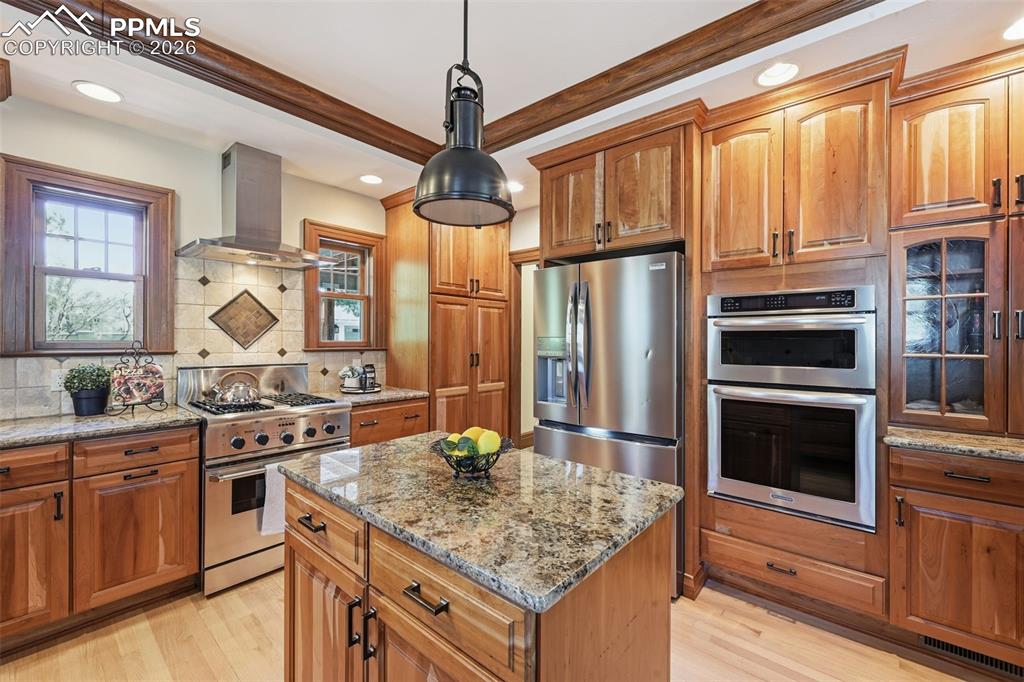 Image 15 of 47: Kitchen