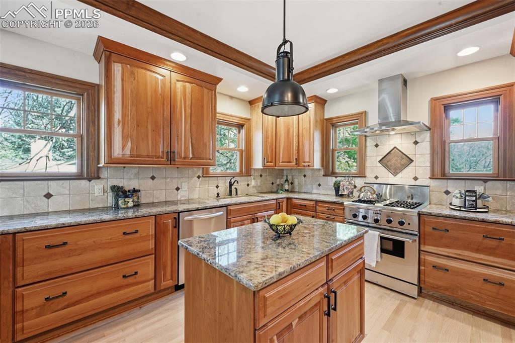 Image 16 of 47: Kitchen