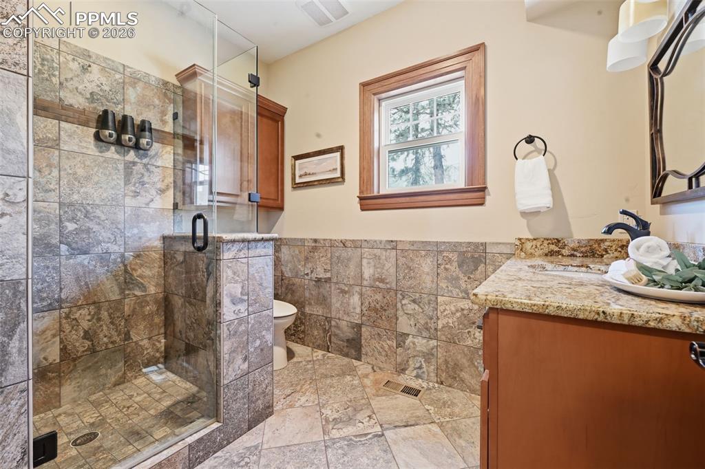 Image 20 of 47: Bathroom