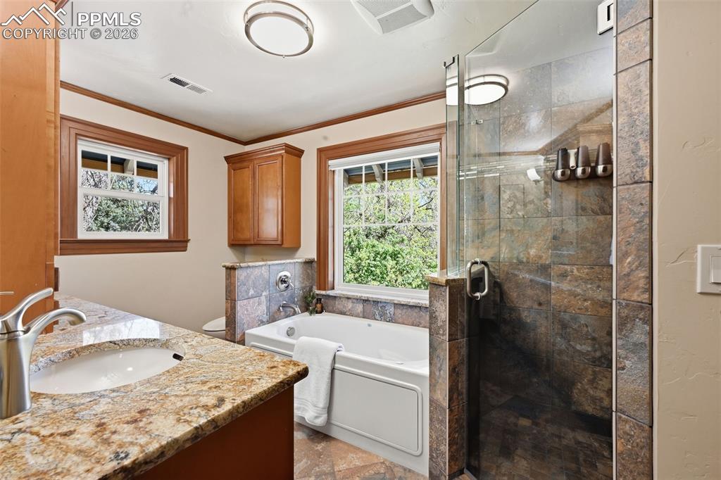 Image 24 of 47: Bathroom