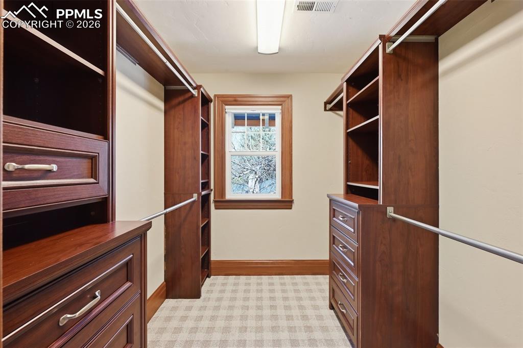 Image 25 of 47: Closet