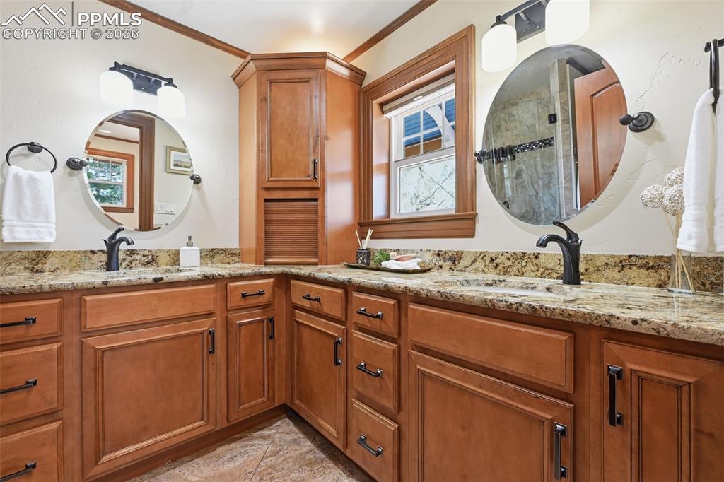 Image 33 of 47: Bathroom