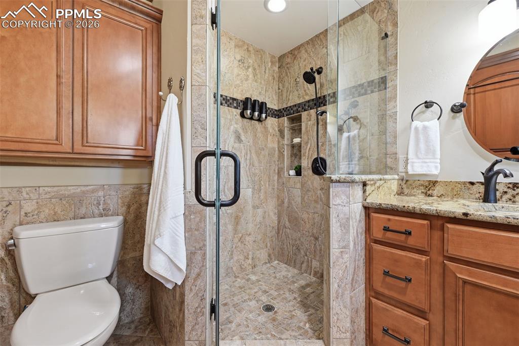 Image 34 of 47: Bathroom