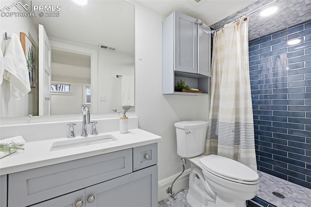 Image 39 of 47: Bathroom