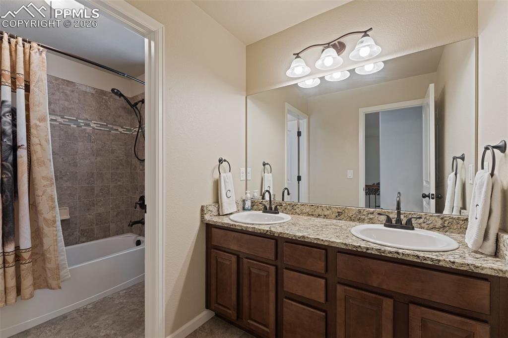 Image 23 of 48: Bathroom