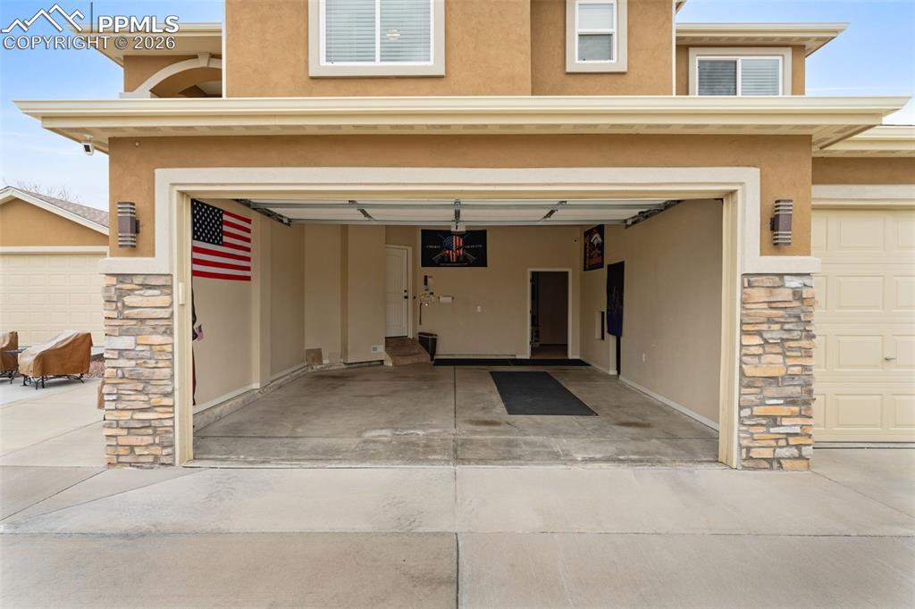 Image 40 of 48: Garage