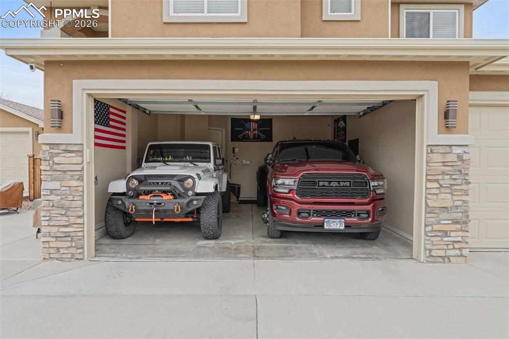 Image 41 of 48: Garage