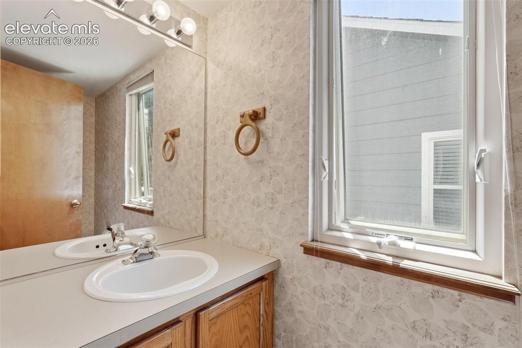 Image 10 of 32: Bathroom