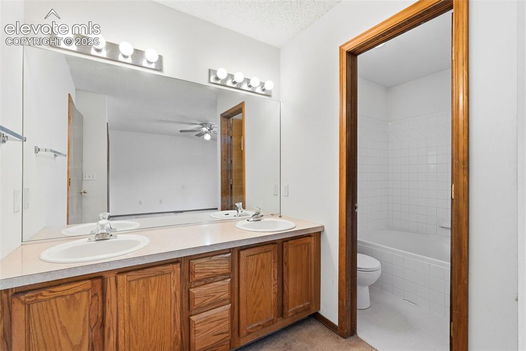 Image 13 of 32: Bathroom