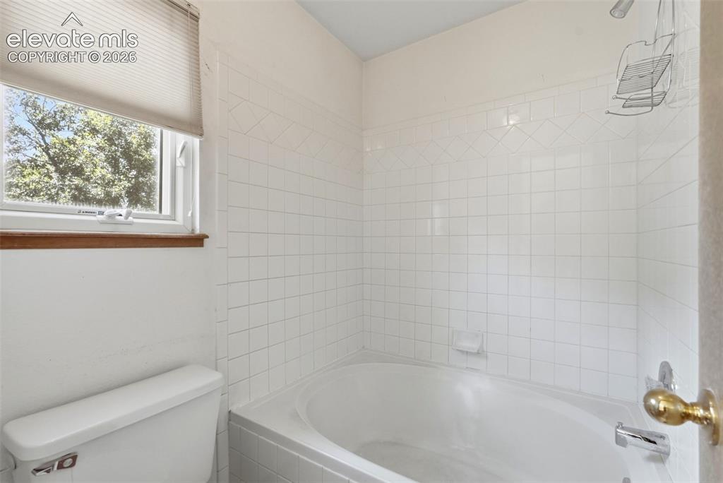 Image 14 of 32: Bathroom