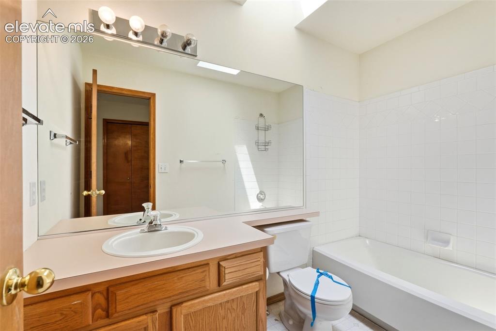 Image 17 of 32: Bathroom