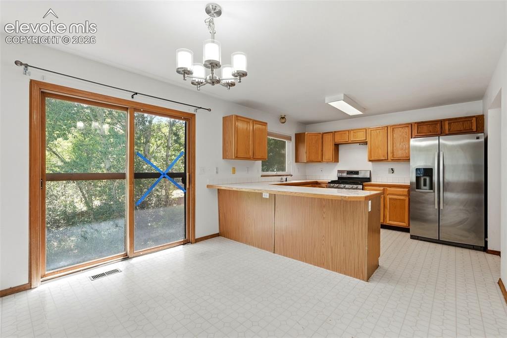Image 5 of 32: Kitchen