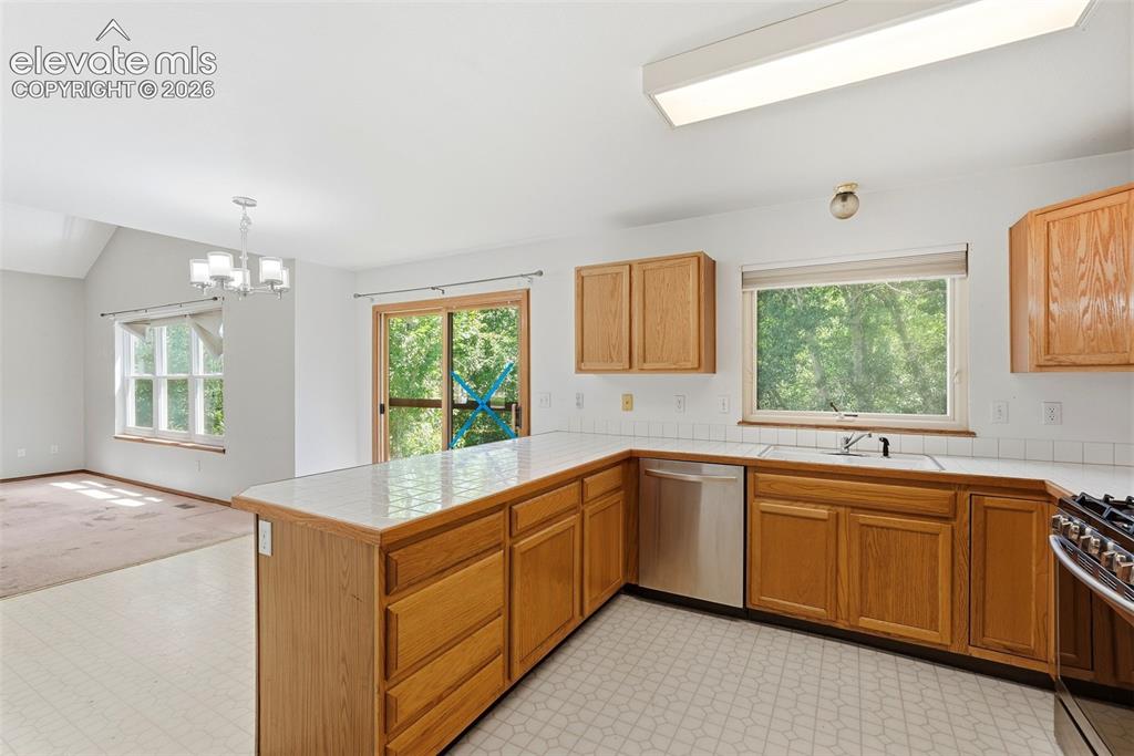 Image 6 of 32: Kitchen