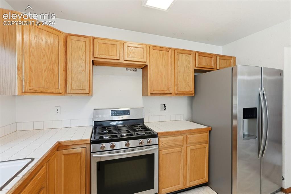 Image 7 of 32: Kitchen