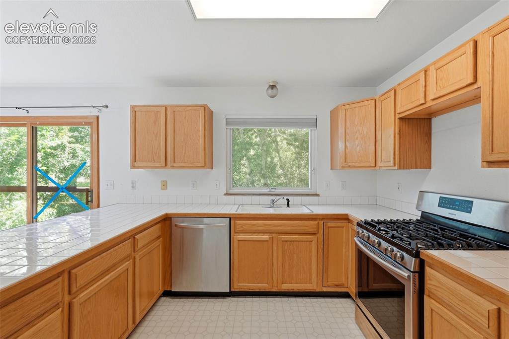 Image 8 of 32: Kitchen