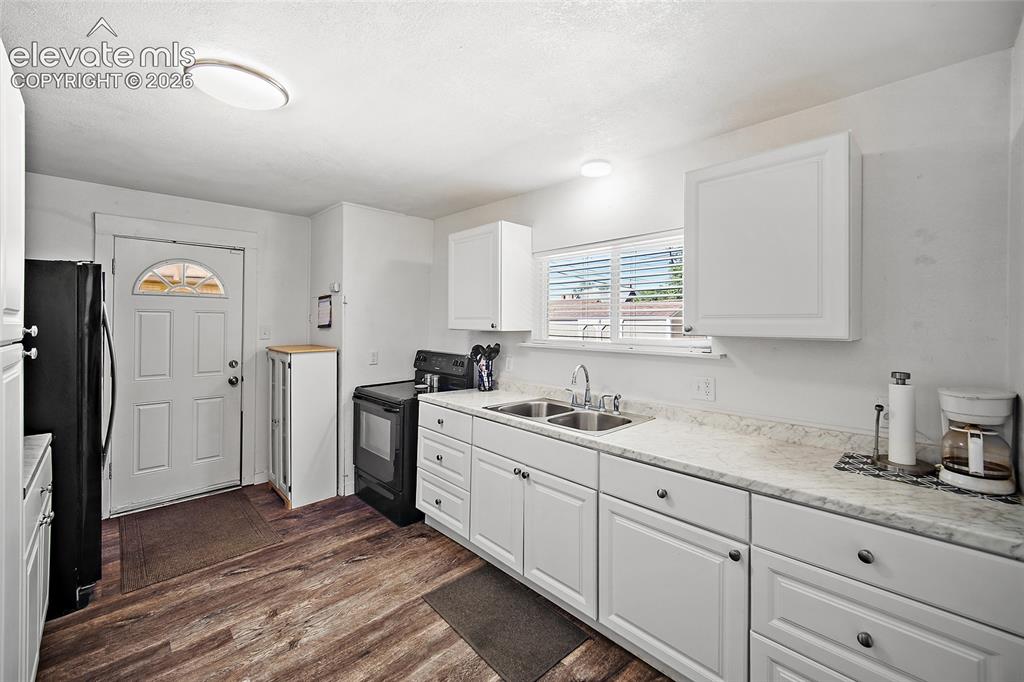 Image 10 of 28: Kitchen