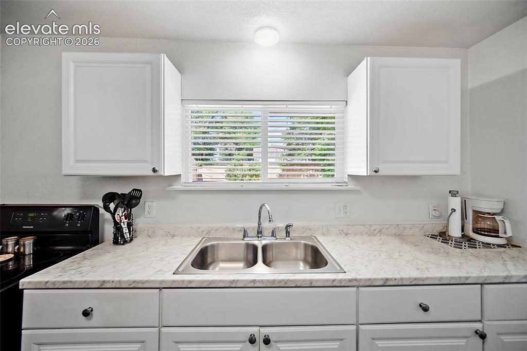 Image 11 of 28: Kitchen